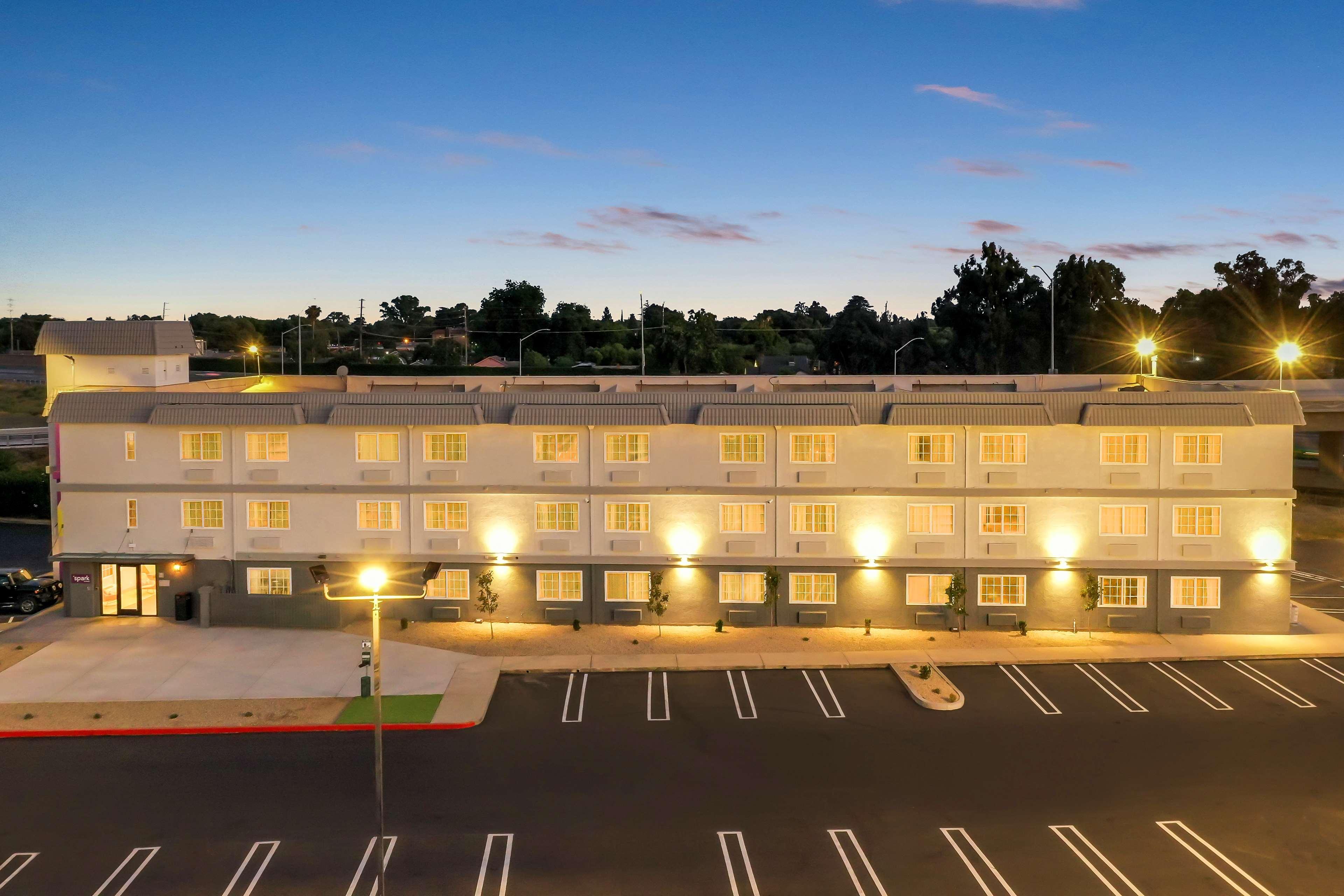 Spark By Hilton Modesto Buitenkant foto